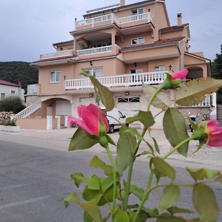 Apartments Mig - With Beautiful Garden Supetarska Draga Buitenkant foto