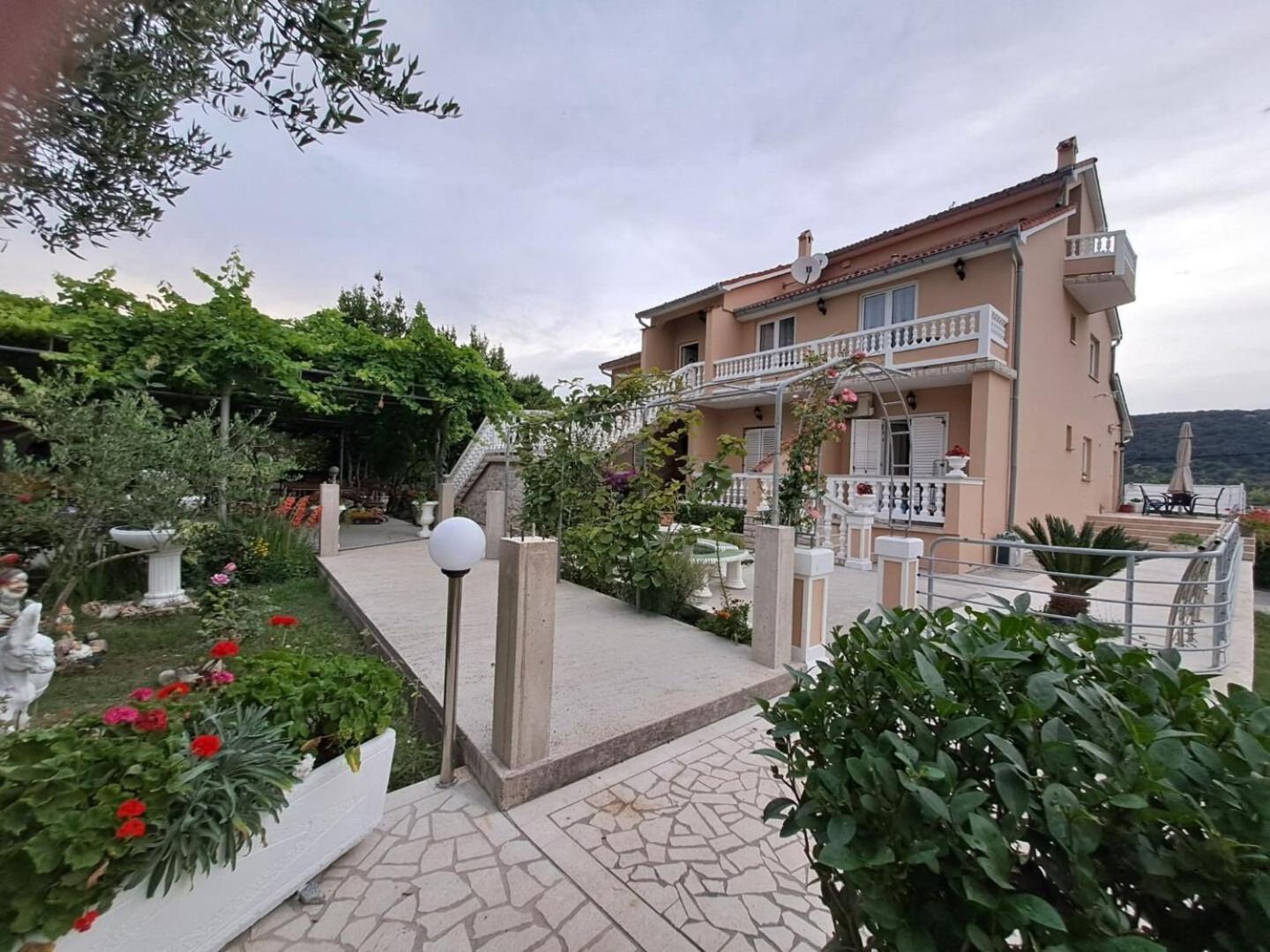 Apartments Mig - With Beautiful Garden Supetarska Draga Buitenkant foto